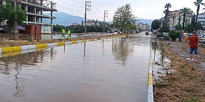 Milas'ta sağanak caddeleri göle çevirdi