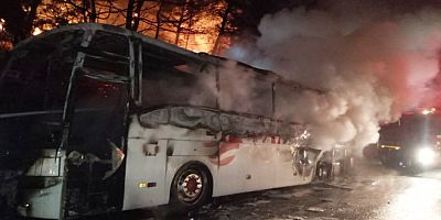 Muğla’da yolcu otobüsü yandı, alevler ormana sıçradı