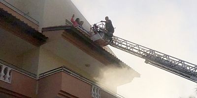 Otelde yangın çıktı turistleri itfaiye merdivenle kurtardı