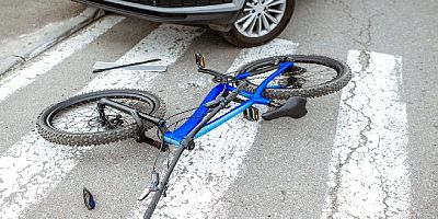 Otomobil bisikletli çocuk grubunun içine daldı üç çocuk yaralandı
