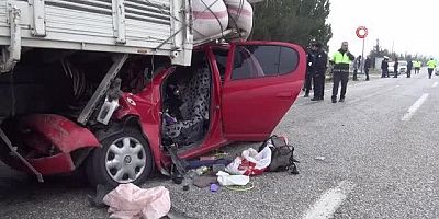 Otomobil kamyonun altına girdi: 1 yaralı