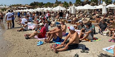 Sahillerde Havlu hareketi: ‘Beach club’ önüne havlu serip güneşlendiler