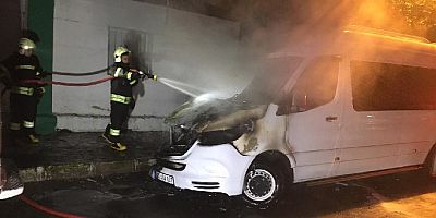Sanayi sitesinde minibüs yandı