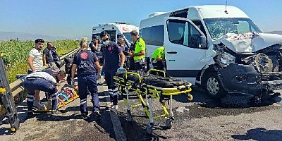 Söke yolunda minibüs kamyonete çarptı: 10 yaralı