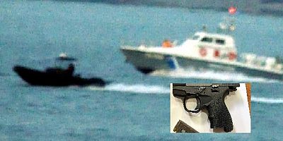 Sürat teknesi ile göçmen taşıyan iki Türk kaptan ateş edilerek durduruldu