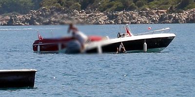 Tekne turunda facia, botun pervanesine çarpan İngiliz turist yaralandı