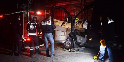 Tiyatrocuları taşıyan minibüs kamyona çarptı: 3 ölü 8 yaralı