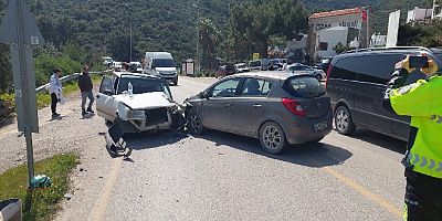 Torba’da feci kaza, iki otomobil kafa kafaya çarpıştı yaralılar var