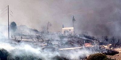 Turistik Paros adası alev alev yanıyor evler boşaltılıyor