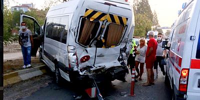 Turistleri taşıyan otobüs ile servis minibüsü çarpıştı, 5 yaralı