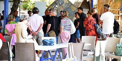 Turistlerin bulunduğu kafede gergin tahliye: Turistik bölgede böyle bir hareket yakışıyor mu?