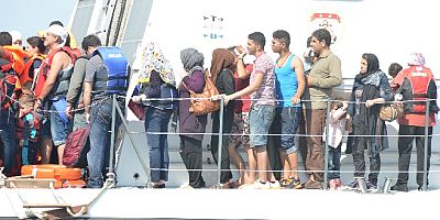 Yelkenli teknede 25 göçmen 3 organizatör yakalandı