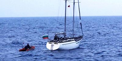 Yelkenli teknede 76 göçmen yakalandı