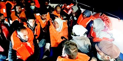 Yunan botlarının Türk sularına iteklediği göçmenler kurtarıldı