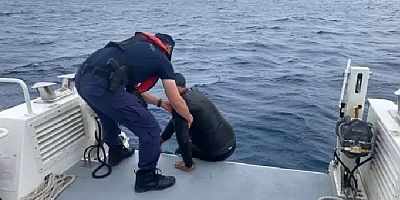 Yunanistan adalarına yüzerek geçerken ölüm tehlikesi geçiren göçmeni sahil güvenlik kurtardı