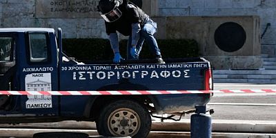 “Yunanistan’ı Türkler Yönetiyor” yazılı kamyoneti ile Parlamento önünde eylem yapan Çiftçi akıl hastanesine gönderildi