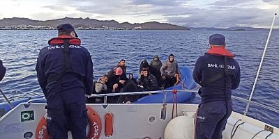 Yunanistan sahil güvenliğinin Bodrum açıklarına iteklediği göçmenler kurtarıldı