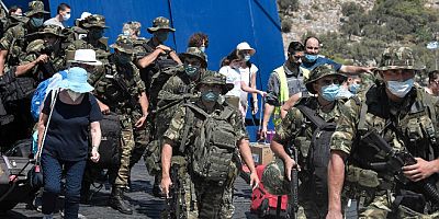 Yunanistan Savunma Bakanlığı : Askerler adaya nöbet değişimi için geldi.