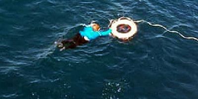 Yüzerek Yunan adasına geçmeye çalışan göçmeni feribot yolcularının dikkati kurtardı