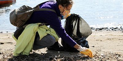 Zeynep Casalini: Bir zamanlar deniz kabuğu topladığımız sahillerden şimdi sigara izmariti topluyoruz