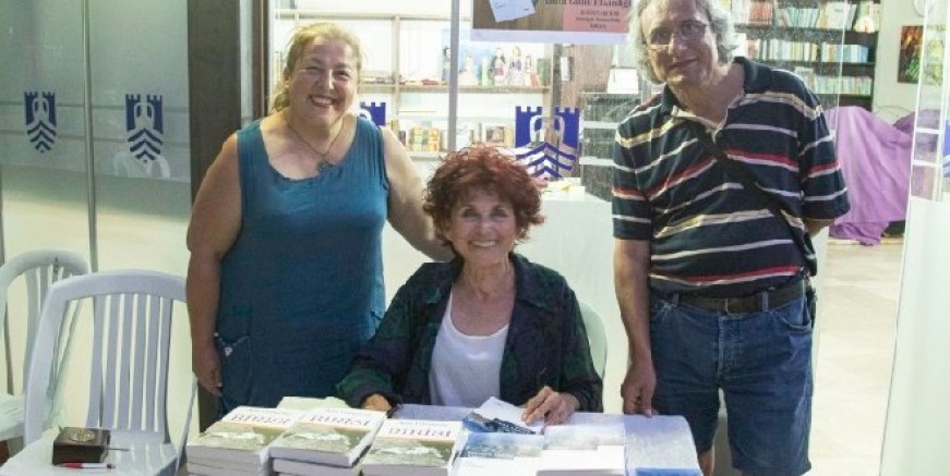 Yazar- Mimar Ayla Gürpınar Gümüşlük’te kitaplarını imzaladı