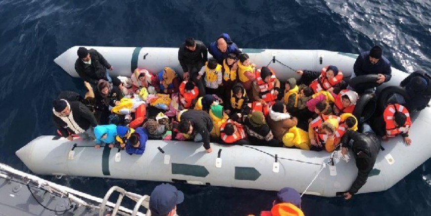 Yelkenli teknedeki 111 göçmen ve 3 organizatör radara yakalandı