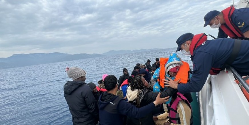 Yunanistan’ın geri ittiği 30 göçmen kurtarıldı