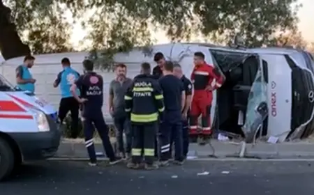 Milas- Bodrum yolunda tur minibüsü devrildi 13 yaralı