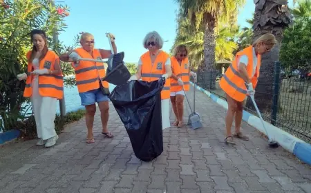 Bodrum’a tatile gelen kadınlar turistik mahallenin sokaklarını pırıl pırıl yaptılar