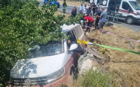 Minibüs yoldan çıktı kayalara takılı kaldı, faciadan dönüldü 7 kişi yaralandı