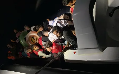 Ege Denizi'nde 2'si Çocuk 12 Göçmen Kurtarıldı