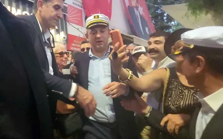 Özgür Özel'in ayağı kırıldı