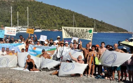 Mavi yolculuğun başladığı Kissebükü’nde kıyı eylemi yaptılar turizm bakanına çağrıda bulundular “Doğaya beton dikerek turizm yapılamaz”