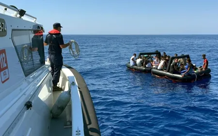 Yunanistan çoluk çocuk acımadan göçmenleri iteklemeye devam ediyor