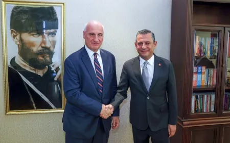 Özgür Özel ve Yunan Büyükelçi Atatürk Portresi Önünde Poz Verdi