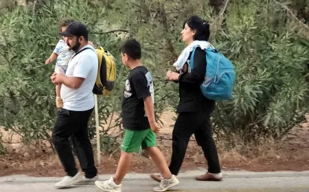 Beklenen tekne  gelmeyince karada kalan göçmenler ormana geri döndü