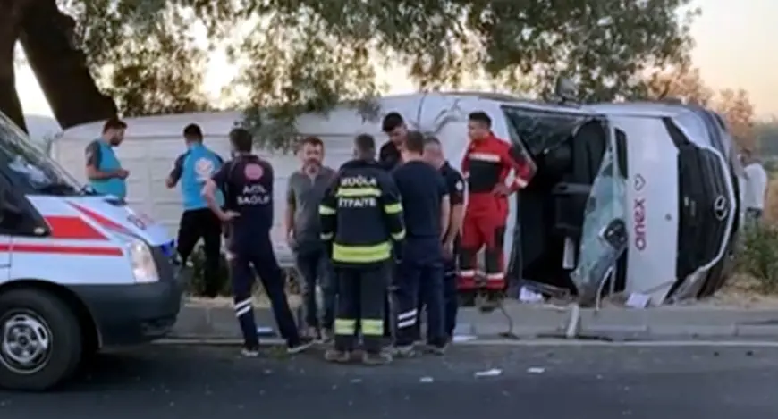 Milas- Bodrum yolunda tur minibüsü devrildi 13 yaralı