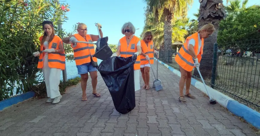 Bodrum’a tatile gelen kadınlar turistik mahallenin sokaklarını pırıl pırıl yaptılar