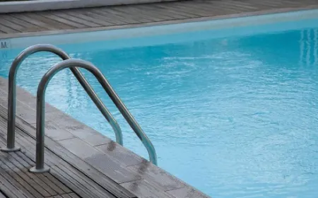 Sitenin havuzuna düşen 3 yaşındaki çocuk yaşam mücadelesi veriyor