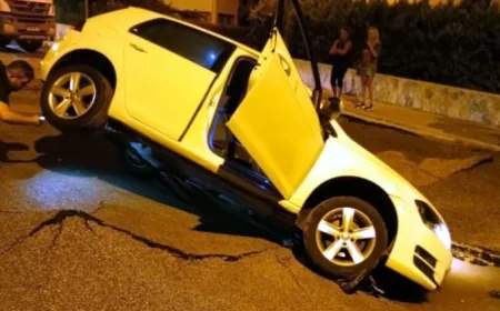 Bodrum’da su isale hattı yine patladı, araba içine düştü