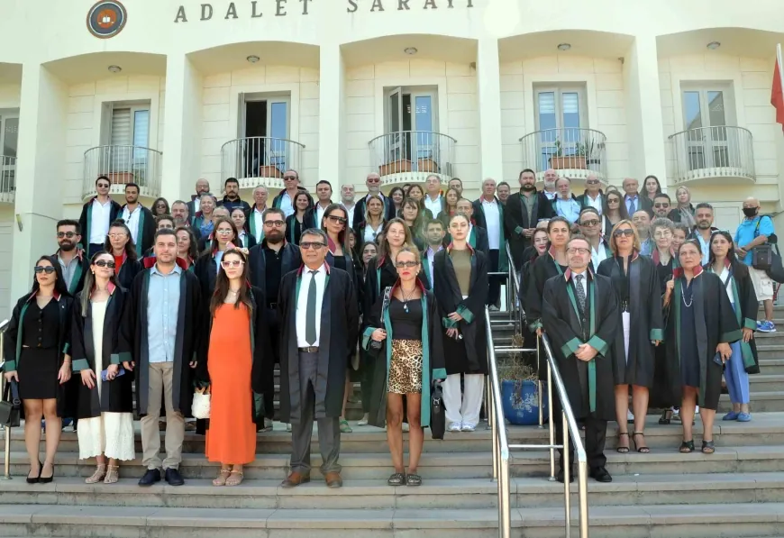 Bodrumlu avukatlardan adli yıl açılışında zehir zemberek açıklama “Biz avukatları yok etmeden bu ülkenin laik demokratik devlet olma ayarlarını kimse bozamayacak” “Yaşadığımız günlerde adaletten söz edebiliyormuyuz”