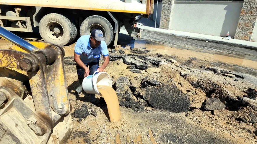 Su isale hattı patladı cadde çamur içinde kaldı
