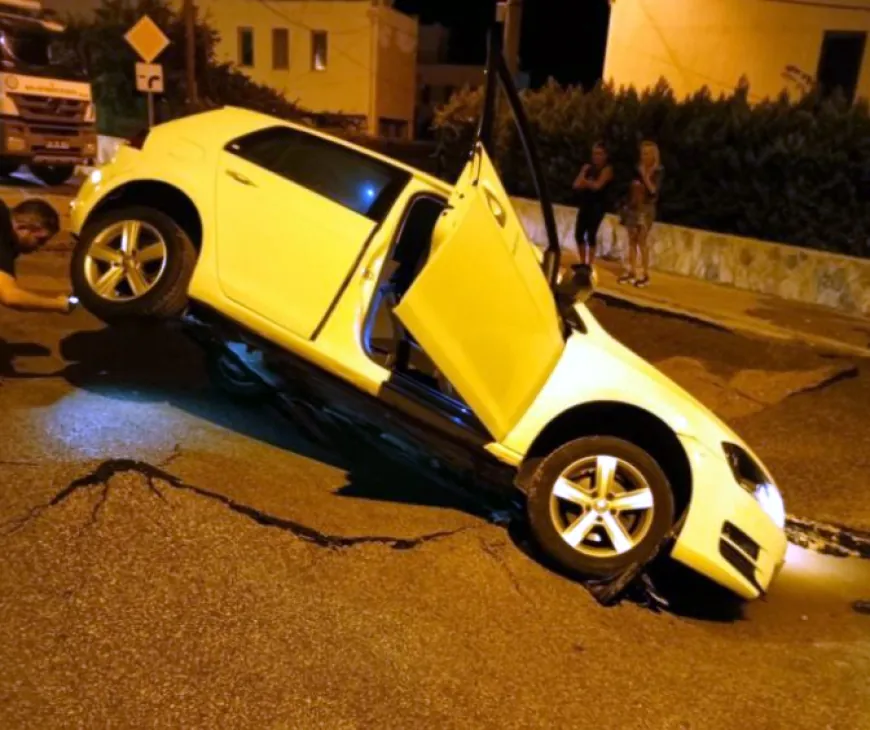 Bodrum’da su isale hattı yine patladı, araba içine düştü