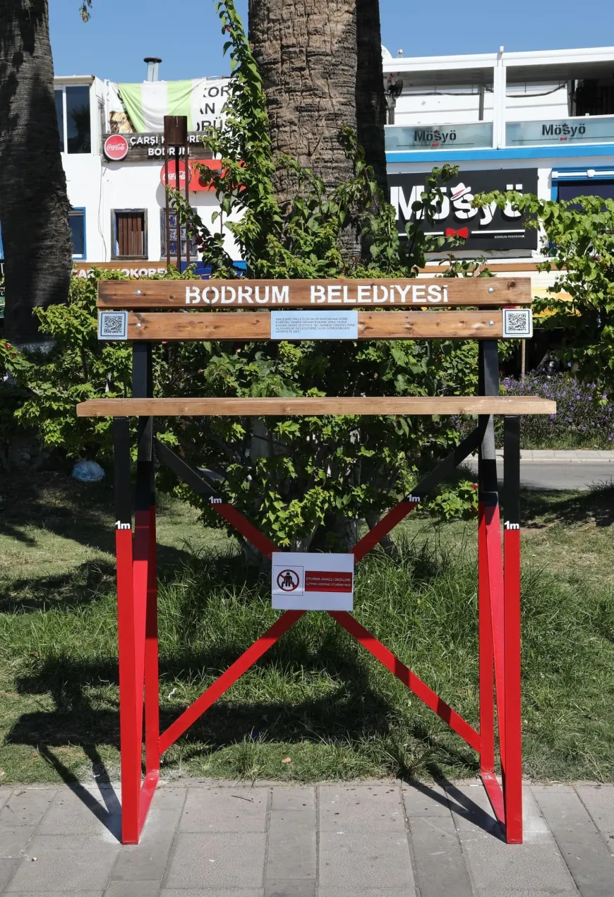 Bodrum’da iklim krizine 1,5 metre yüksekliğindeki banklarla dikkat çektiler