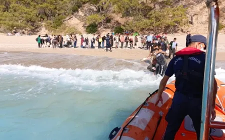Issız koyda kaderine terk edilen göçmenler kurtarıldı