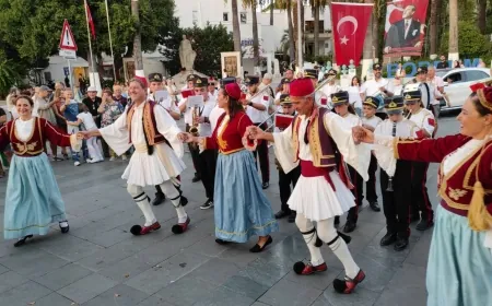 Ege’nin iki yakası bir araya geldi, dostluk şarkıları söylendi