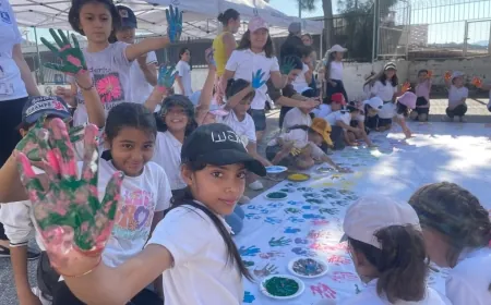 Dünya kız çocukları gününde el baskısı resim yaptılar