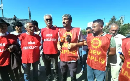 Alacaklarını isteyen oteldeki inşaat işçileri  işten çıkarıldı, sokakta eylem yaptılar