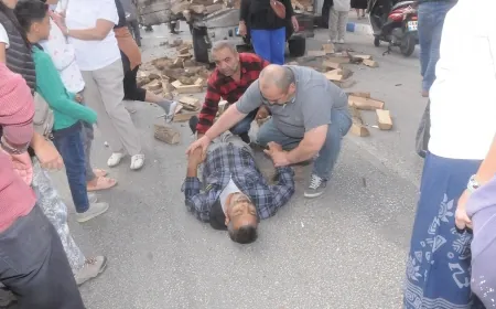 Bitez’de otomobil odun kamyonuna çarptı ortalık savaş alanına döndü