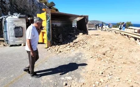Turistik ilçede inşaat yasağı var ama hafriyat kamyonu terörü başladı, Torba’da hafriyat kamyonu devrildi 2 yaralı